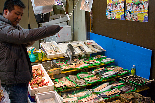 Ameyoko'da balık satıcısı.