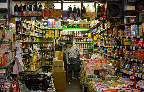 Ameyoko'da geleneksel bir mutfak malzemeleri satan bir dükkan.
