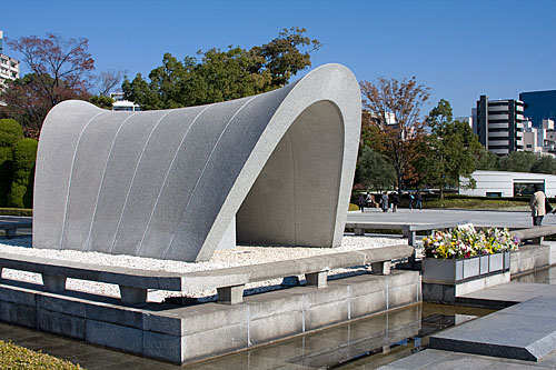 Barış parkının içinde bombadan ölenlerin anısı için yapılmış anıt.