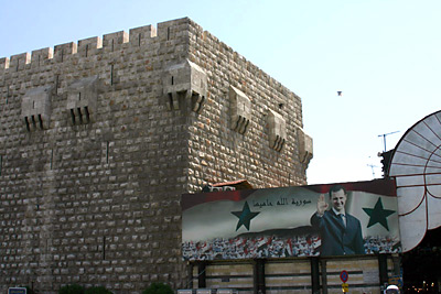Başer Esad'lı afiş, Şam