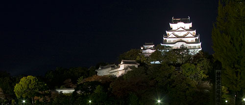 Himeji Kalesi'nin gece görünümü.