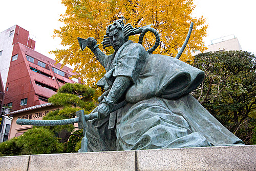 Ünlü kabuki oyuncusu Danjuro Ichikawa'nın heykeli.