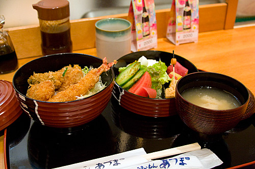 Asakusa'da bir lokantada set menü.