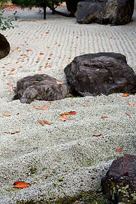 Karesansui tipi Japon bahçesi. Bu tip bahçeye kuru bahçe veya Zen bahçesi de denir. Hogonin Tapınağı, Arashiyama