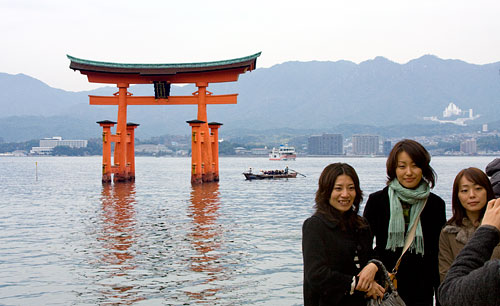Hatıra fotoğrafı çektiren Japon genç kızlar.