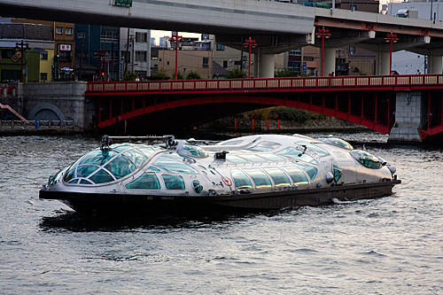 Nehirde gezinen modern bir tekne.