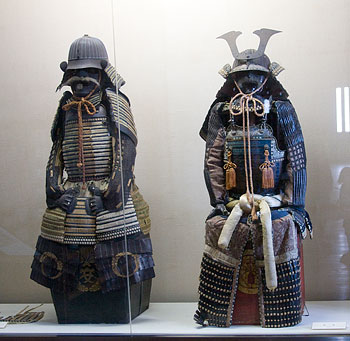 Kale içinde sergilenen Samurai elbiseleri.