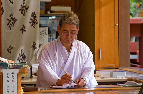Bir Shinto rahibi.