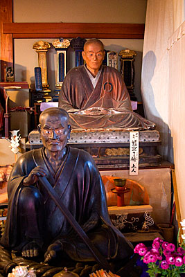 Daihikaku Senkoji Tapınağı’nın ana salonundan bir görünüm. Önde tapınağın kurucusu Suminokura Ryoi'nin heykeli var.