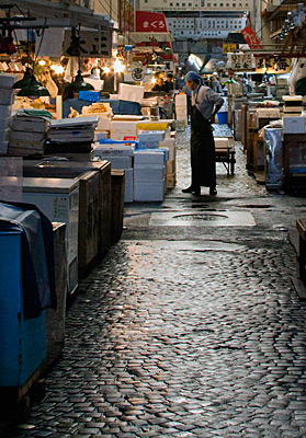 Tsukiji Balık Pazarı'ndan görünümler.