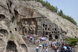 Fengxian Mağarası'nda Buda'nın sağ tarfındaki heykellerden ikisi.
