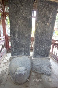 Bahçede, kaplumbağa (bixi) üzerine yerleştirilmiş yazıtlar. Çin mitolojisinde Ejderha Kral'ın dokuz oğlundan birisi olan bixi, Orhun yazıtlarında da kaide olarak kullanılmış.
