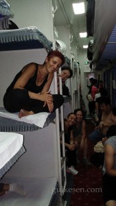 Çıplak göbekli Çin Halkı ile iç içe mutlu bir tren yolculuğu yaparken.