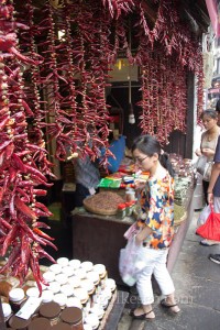 Ciqikou'da kurutulmuş biber satan bir dükkan. Chongqing'in biberi meşhur, acılı yemekleri seviyorlar.