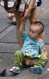 Çin'de küçük çocukların altının açık olması adeti var. Çocuk çişi gelince bir yere yapıveriyor.