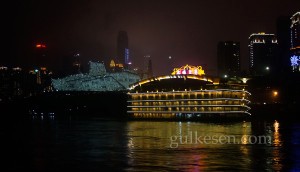Chongqing'in gemiden gece görünümü.