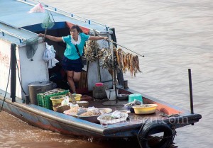Yangtze'de kurutulmuş balık satıcısı.