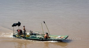Yangtze'de küçük bir balıkçı teknesi.