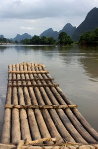 Yulong nehrindeki geleneksel bambu tekneler.