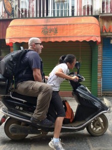 Rong Tolga'lı motorsikleti sürmeye çalışırken.